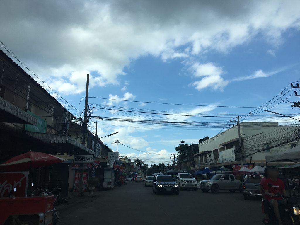ภาพถนนตรงที่ ศูนย์นมดีไลท์เชียงราย - บ้านรักษ์ดีไลท์ ตั้งอยู่ ถ่ายโดย wapriz พ.ศ. 2561 (2018) · A street-level view of where ศูนย์นมดีไลท์เชียงราย - บ้านรักษ์ดีไลท์ · Nom Di Light Chiang Rai - Ban Rak Di Light Centre stands, by wapriz in 2561 (2018)