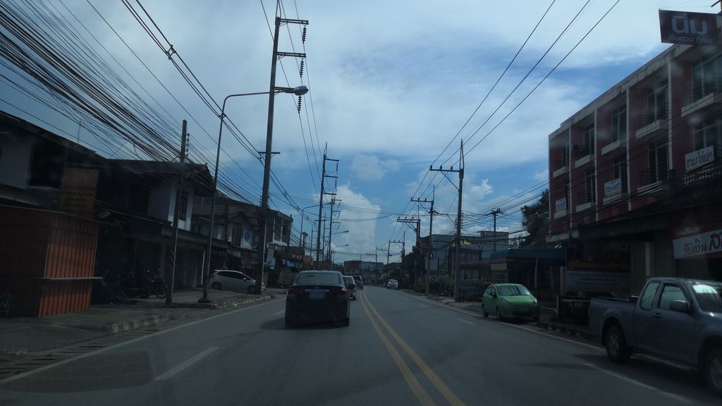 ภาพถนนตรงที่ บริษัท นิ่มลีสซิ่ง สาขาหัวเวียง ตั้งอยู่ ถ่ายโดย charlesano พ.ศ. 2561 (2018) · A street-level view of where บริษัท นิ่มลีสซิ่ง สาขาหัวเวียง · Nimlitsing Sakha Huawiang Company stands, by charlesano in 2561 (2018)