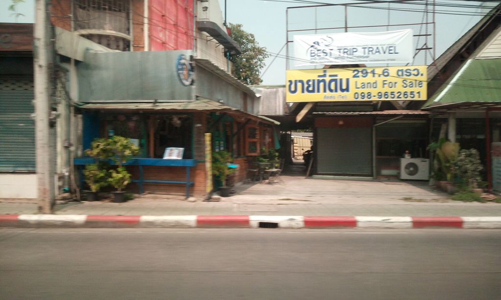ภาพถนนตรงที่ ร้านชัยสิทธิ์จักรเย็บผ้า ตั้งอยู่ ถ่ายโดย ozflor พ.ศ. 2562 (2019) · A street-level view of where ร้านชัยสิทธิ์จักรเย็บผ้า · Ran Chai Sit Chak Yeppha stands, by ozflor in 2562 (2019)