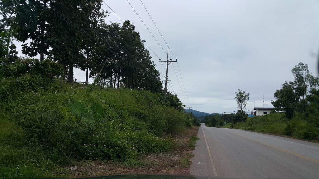 ภาพถนนตรงที่ ร้านครัวสุพรรณ ตั้งอยู่ ถ่ายโดย jrcarlsen พ.ศ. 2559 (2016) · A street-level view of where ร้านครัวสุพรรณ · Ran Khruasuphraron stands, by jrcarlsen in 2559 (2016)