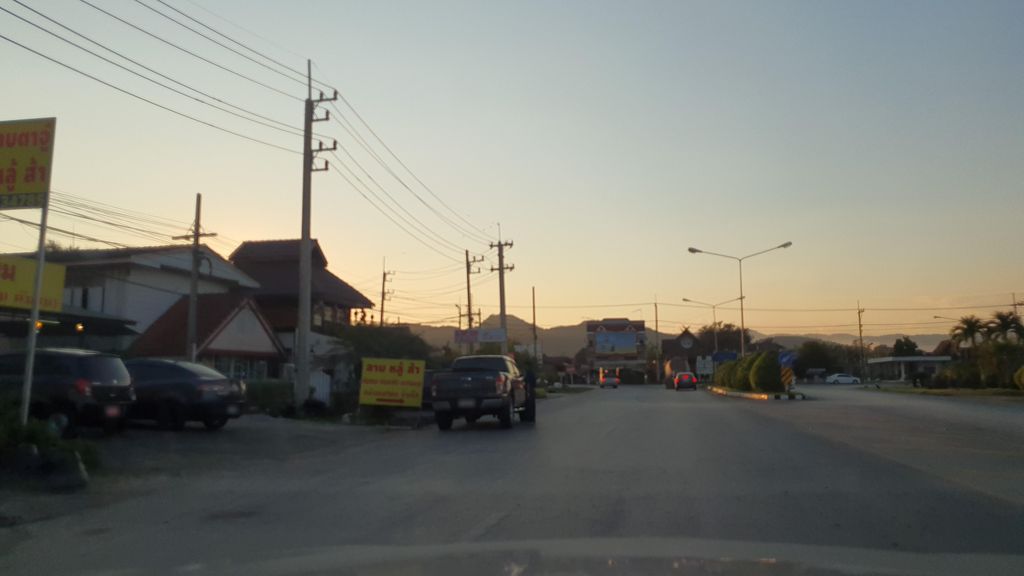 ภาพถนนตรงที่ โรงน้ำแข็งภูวเดช ตั้งอยู่ ถ่ายโดย jrcarlsen พ.ศ. 2564 (2021) · A street-level view of where โรงน้ำแข็งภูวเดช · Rongnamkhaeng Phuodet stands, by jrcarlsen in 2564 (2021)