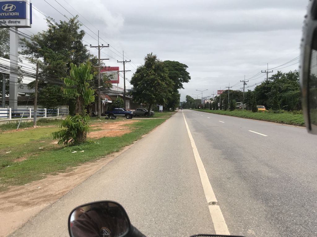 ภาพถนนตรงที่ Hyundai Chiang Rai ฮุนไดเชียงราย ตั้งอยู่ ถ่ายโดย kiw พ.ศ. 2561 (2018) · A street-level view of where Hyundai Chiang Rai ฮุนไดเชียงราย stands, by kiw in 2561 (2018)