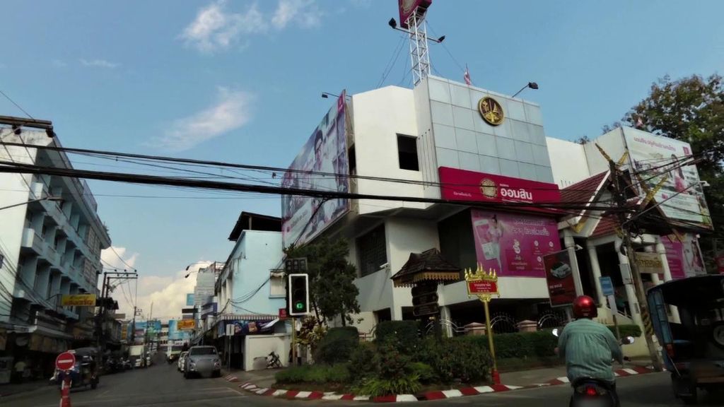 ภาพถนนตรงที่ ร้านทองเยาวราชโกลด์ ตั้งอยู่ ถ่ายโดย toffy พ.ศ. 2561 (2018) · A street-level view of where ร้านทองเยาวราชโกลด์ · Ran Thong Yaowarat Gold stands, by toffy in 2561 (2018)