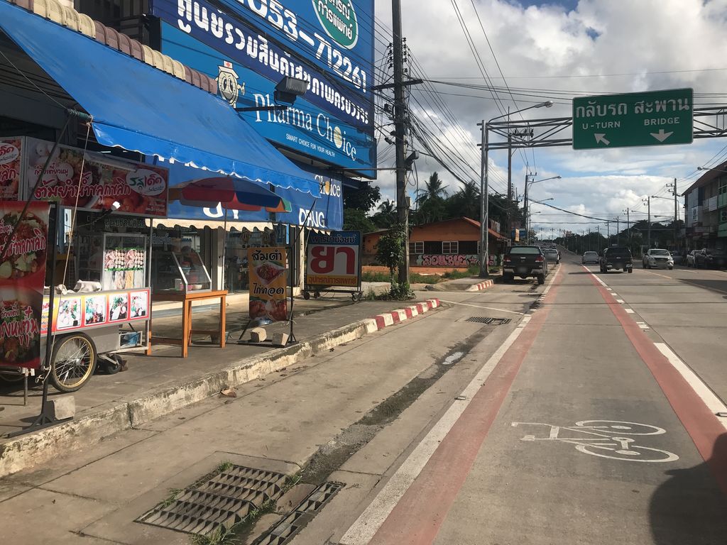 ภาพถนนตรงที่ ร้าน หลีโอชา ตั้งอยู่ ถ่ายโดย wiwattantib พ.ศ. 2561 (2018) · A street-level view of where ร้าน หลีโอชา · Ran Liocha stands, by wiwattantib in 2561 (2018)