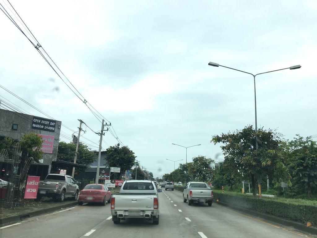 ภาพถนนตรงที่ โกดังอาหารเช้า บายพาสวงแหวนตะวันออกเชียงราย ตั้งอยู่ ถ่ายโดย wapriz พ.ศ. 2561 (2018) · A street-level view of where โกดังอาหารเช้า บายพาสวงแหวนตะวันออกเชียงราย · Kodang Ahanchao Baiphasuangwaen Tawanok Chiang Rai stands, by wapriz in 2561 (2018)