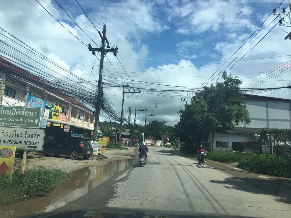 ภาพถนนตรงที่ Monmaen Resort & Spa ตั้งอยู่ ถ่ายโดย wapriz พ.ศ. 2561 (2018) · A street-level view of where Monmaen Resort & Spa stands, by wapriz in 2561 (2018)