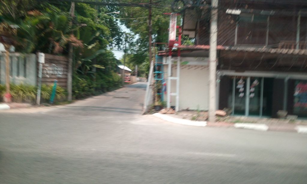 ภาพถนนตรงที่ Sookniyom Coffee & Bar ตั้งอยู่ ถ่ายโดย ozflor พ.ศ. 2562 (2019) · A street-level view of where Sookniyom Coffee & Bar stands, by ozflor in 2562 (2019)
