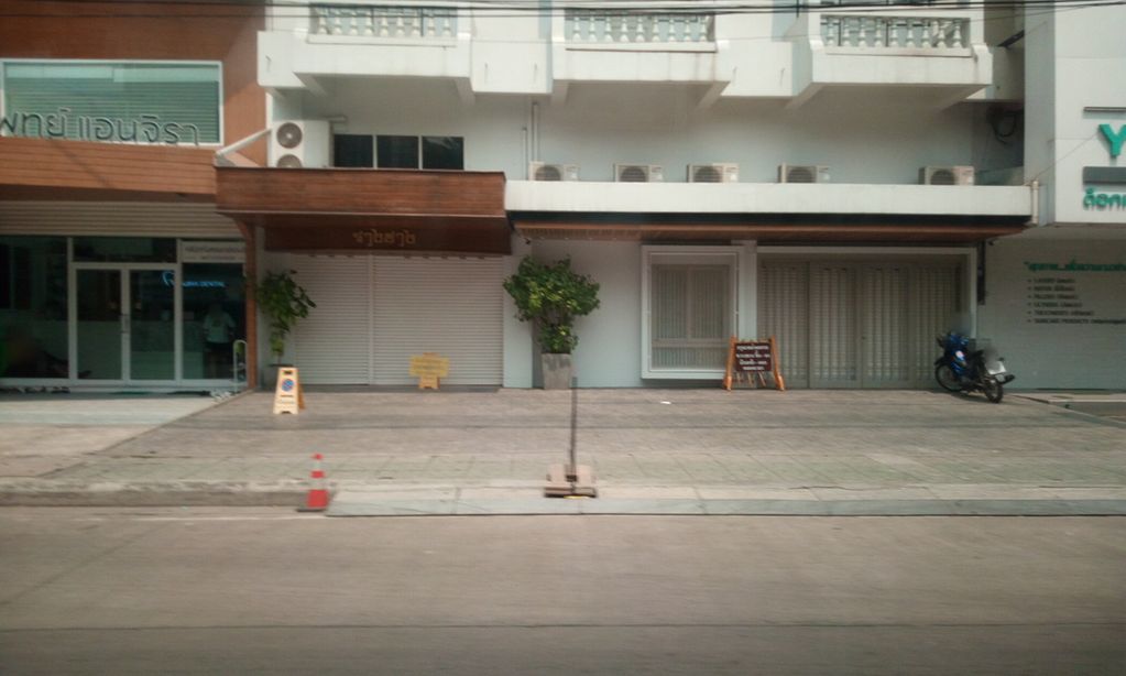 ภาพถนนตรงที่ รัตนกิจลิสซิ่ง ตั้งอยู่ ถ่ายโดย ozflor พ.ศ. 2562 (2019) · A street-level view of where รัตนกิจลิสซิ่ง · Ratna Kit Litsing stands, by ozflor in 2562 (2019)