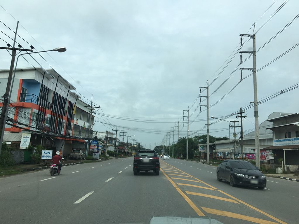 ภาพถนนตรงที่ กาแฟบ้านดิน ตั้งอยู่ ถ่ายโดย wapriz พ.ศ. 2561 (2018) · A street-level view of where กาแฟบ้านดิน · Kafaebandin stands, by wapriz in 2561 (2018)