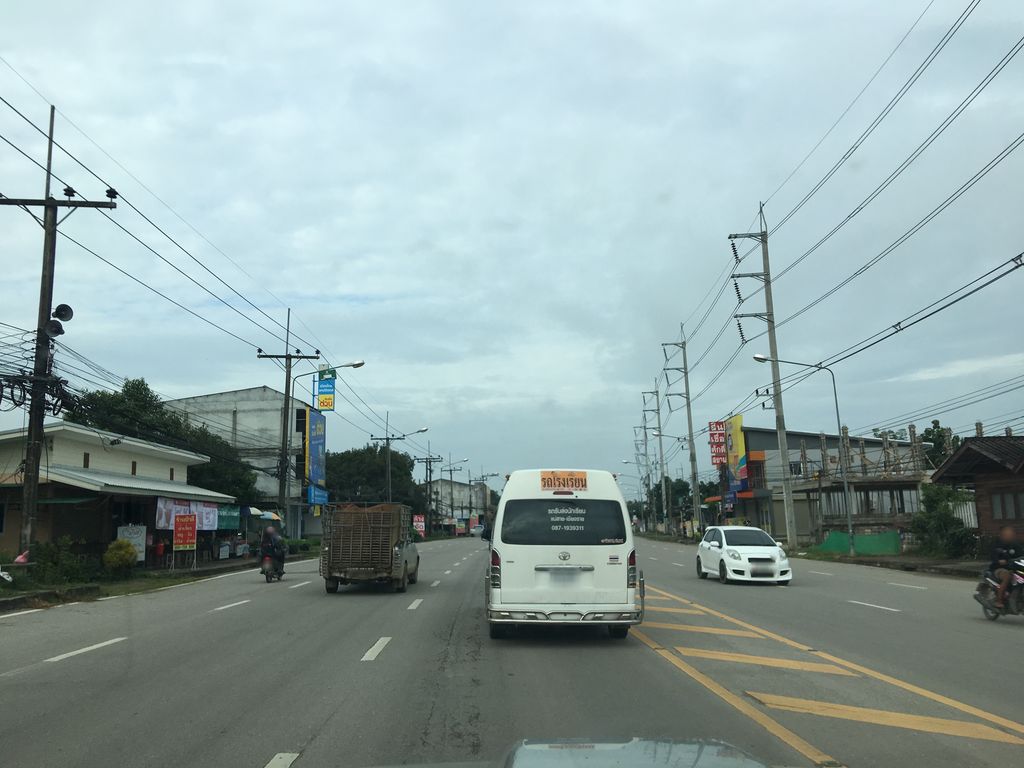 ภาพถนนตรงที่ StreetGarden ตั้งอยู่ ถ่ายโดย wapriz พ.ศ. 2561 (2018) · A street-level view of where StreetGarden stands, by wapriz in 2561 (2018)