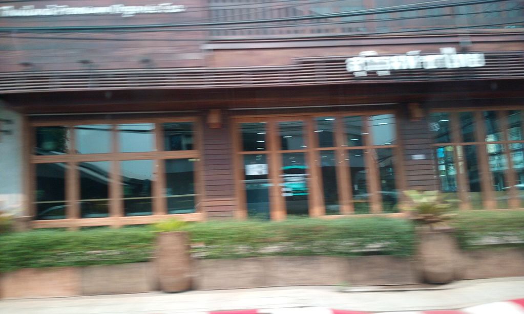 ภาพถนนตรงที่ คลินิกนายแพทย์จักรี ตั้งอยู่ ถ่ายโดย ozflor พ.ศ. 2562 (2019) · A street-level view of where คลินิกนายแพทย์จักรี · Naiphaet Chakri Clinic stands, by ozflor in 2562 (2019)