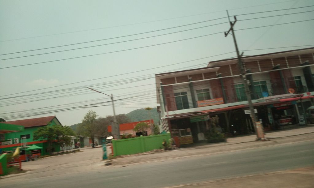 ภาพถนนตรงที่ ไก่ย่างวิเชียรบุรี ตั้งอยู่ ถ่ายโดย ozflor พ.ศ. 2562 (2019) · A street-level view of where ไก่ย่างวิเชียรบุรี · Kainga Wichianburi stands, by ozflor in 2562 (2019)