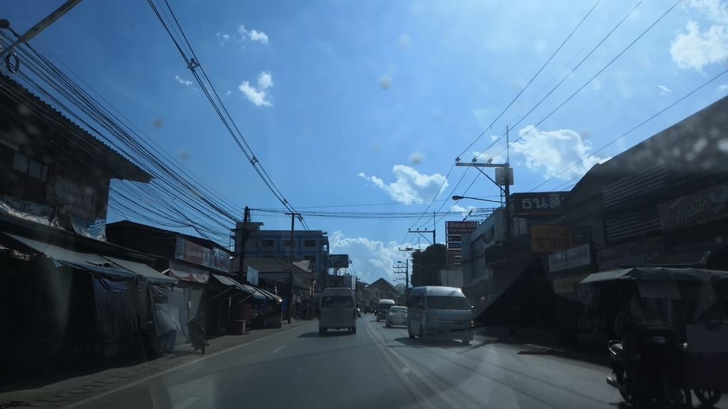 ภาพถนนตรงที่ ธนสินมิวสิค ตั้งอยู่ ถ่ายโดย charlesano พ.ศ. 2561 (2018) · A street-level view of where ธนสินมิวสิค · Thonsinmiosik stands, by charlesano in 2561 (2018)