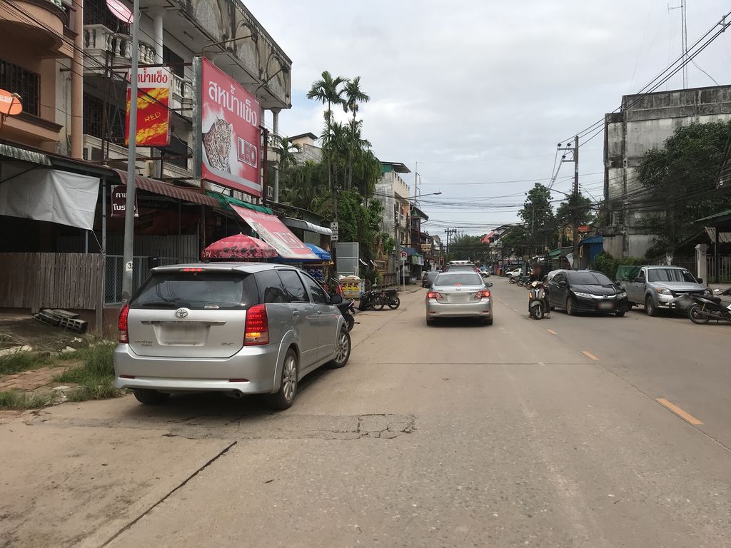ภาพถนนตรงที่ Lisa Shop แมวขายเกิบ ตั้งอยู่ ถ่ายโดย kiw พ.ศ. 2561 (2018) · A street-level view of where Lisa Shop แมวขายเกิบ stands, by kiw in 2561 (2018)