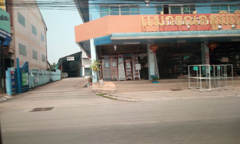 ภาพถนนตรงที่ หอมกลิ่นเพรา ตั้งอยู่ ถ่ายโดย ozflor พ.ศ. 2562 (2019) · A street-level view of where หอมกลิ่นเพรา · Homklinphrao stands, by ozflor in 2562 (2019)