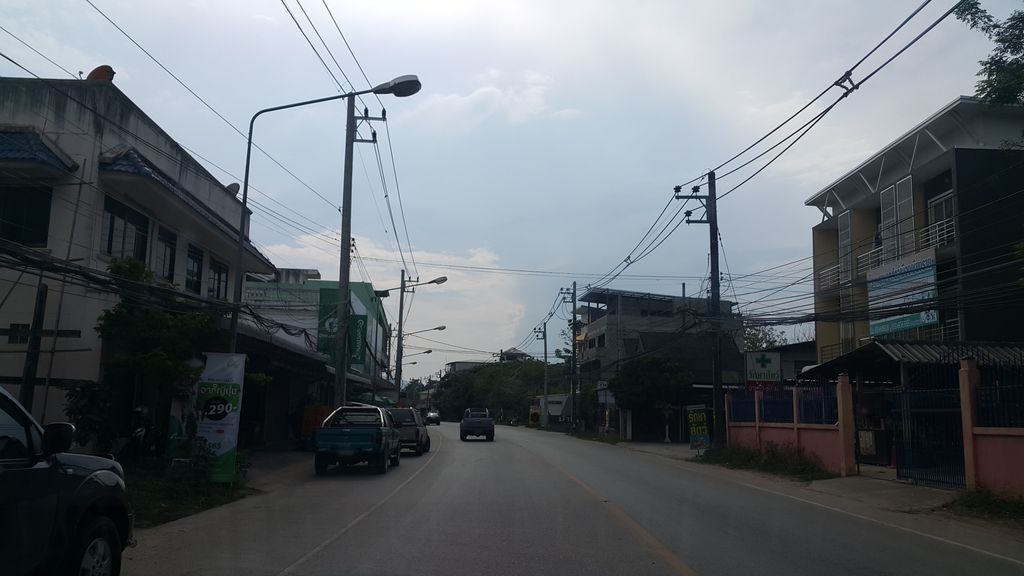 ภาพถนนตรงที่ Khun ying coffee ตั้งอยู่ ถ่ายโดย jrcarlsen พ.ศ. 2560 (2017) · A street-level view of where Khun ying coffee stands, by jrcarlsen in 2560 (2017)