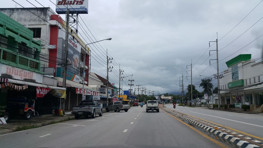 ภาพถนนตรงที่ โมบายช็อปเทิง ตั้งอยู่ ถ่ายโดย jrcarlsen พ.ศ. 2559 (2016) · A street-level view of where โมบายช็อปเทิง · Mobile Shop Thoeng stands, by jrcarlsen in 2559 (2016)