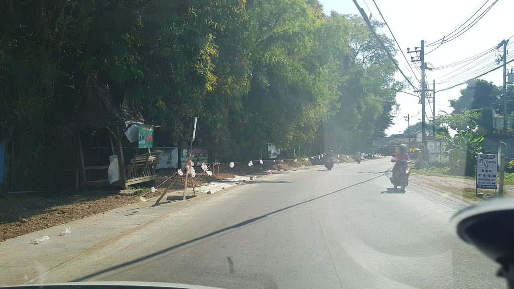 ภาพถนนตรงที่ ร้านป้าย พีพี กราฟฟิค ตั้งอยู่ ถ่ายโดย igorzo พ.ศ. 2562 (2019) · A street-level view of where ร้านป้าย พีพี กราฟฟิค · Ran Pai Phiphi Krapfik stands, by igorzo in 2562 (2019)