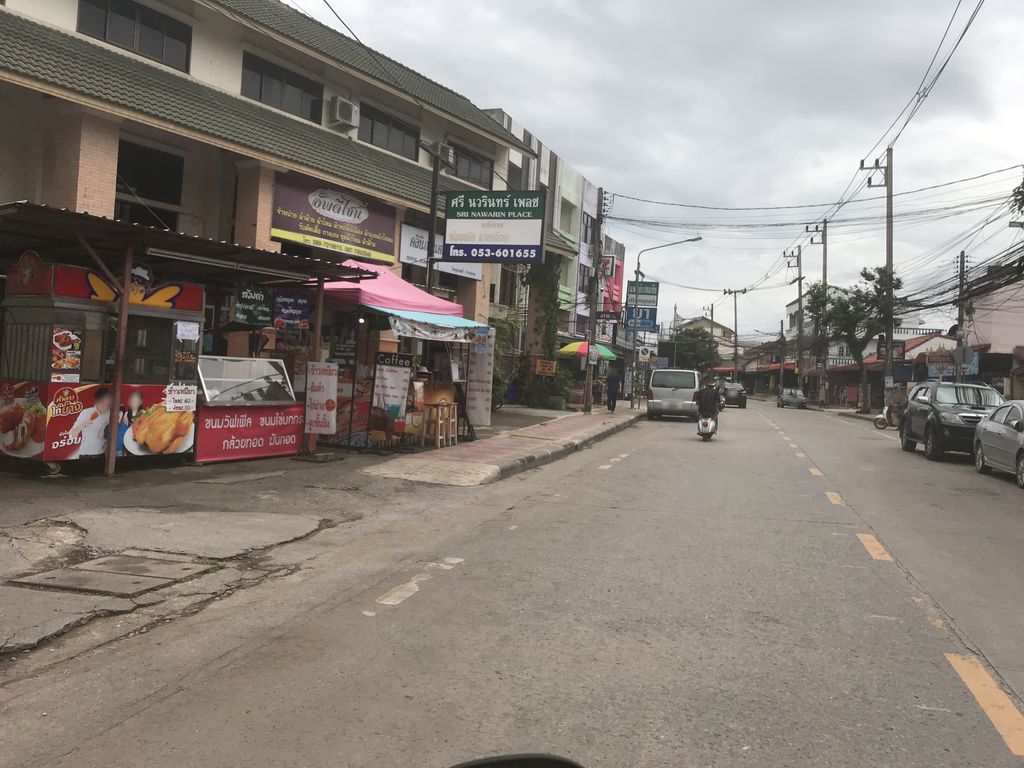 ภาพถนนตรงที่ สุกี้-โรงเตี๊ยม ตั้งอยู่ ถ่ายโดย kiw พ.ศ. 2561 (2018) · A street-level view of where สุกี้-โรงเตี๊ยม · Suki-rongtiam stands, by kiw in 2561 (2018)