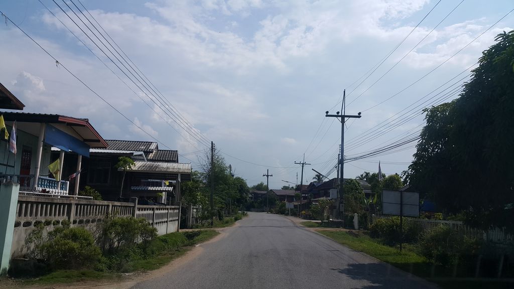 ภาพถนนตรงที่ อนันตะเพื่อนเกษตร ตั้งอยู่ ถ่ายโดย jrcarlsen พ.ศ. 2560 (2017) · A street-level view of where อนันตะเพื่อนเกษตร · Ananta Phuean Kaset stands, by jrcarlsen in 2560 (2017)