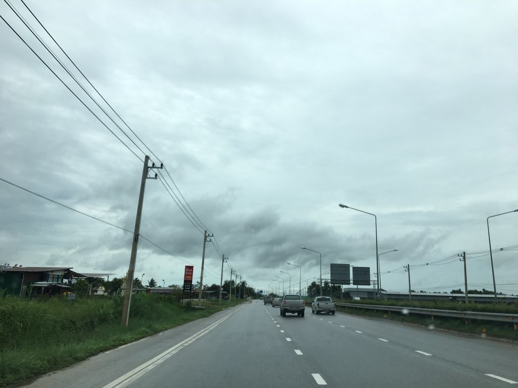 ภาพถนนตรงที่ สดดีทะเลตราด ตั้งอยู่ ถ่ายโดย wapriz พ.ศ. 2561 (2018) · A street-level view of where สดดีทะเลตราด · Sotdithaletrat stands, by wapriz in 2561 (2018)