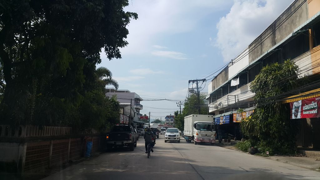 ภาพถนนตรงที่ โรงเรียนนรินทร์ภัทร์บริบาลศาสตร์และภาษา เชียงราย ตั้งอยู่ ถ่ายโดย jrcarlsen พ.ศ. 2560 (2017) · A street-level view of where โรงเรียนนรินทร์ภัทร์บริบาลศาสตร์และภาษา เชียงราย · Narin Pha Briban Sat Lae Phasa Chiang Rai School stands, by jrcarlsen in 2560 (2017)