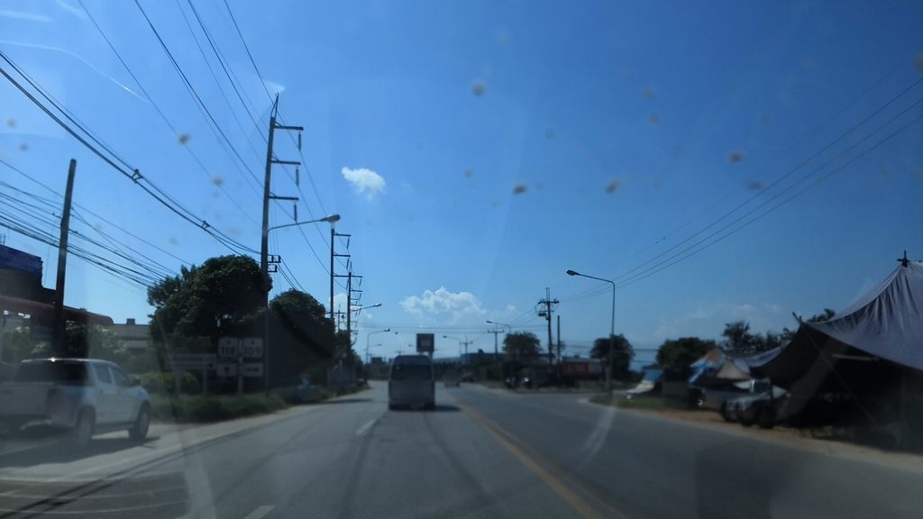 ภาพถนนตรงที่ คู่รักสตูดิโอ ตั้งอยู่ ถ่ายโดย charlesano พ.ศ. 2561 (2018) · A street-level view of where คู่รักสตูดิโอ · Khurak Studio stands, by charlesano in 2561 (2018)