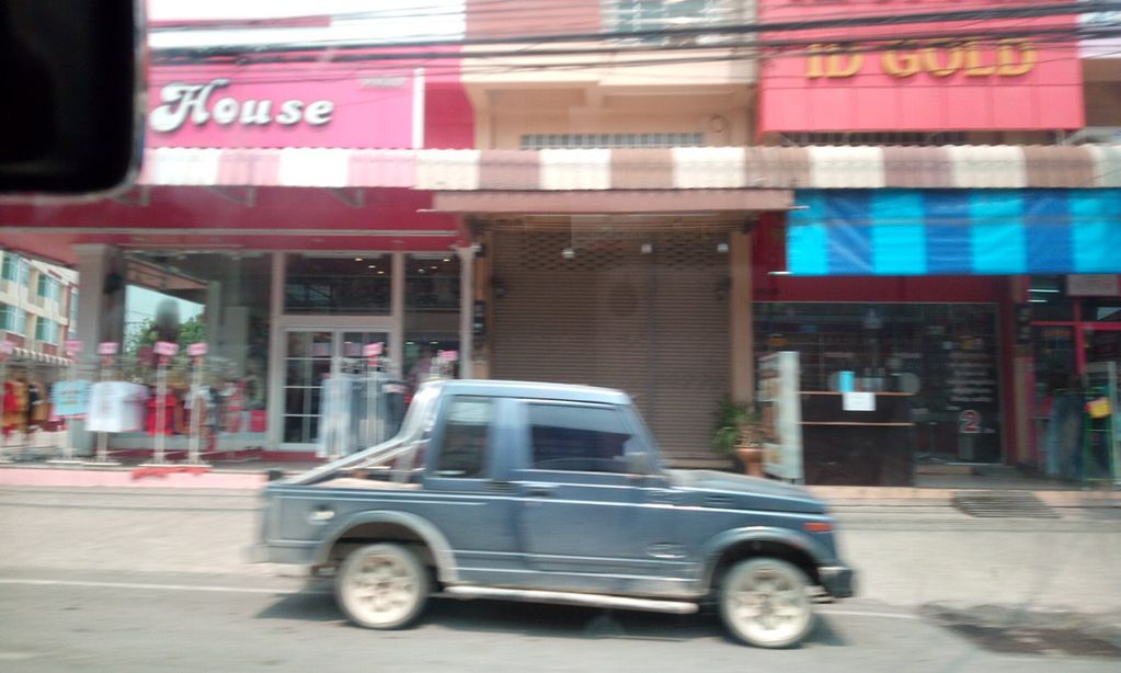 ภาพถนนตรงที่ กิ๊ฟช็อป บุฟเฟต์ ตั้งอยู่ ถ่ายโดย ozflor พ.ศ. 2562 (2019) · A street-level view of where กิ๊ฟช็อป บุฟเฟต์ · Kipchoop Buffet stands, by ozflor in 2562 (2019)