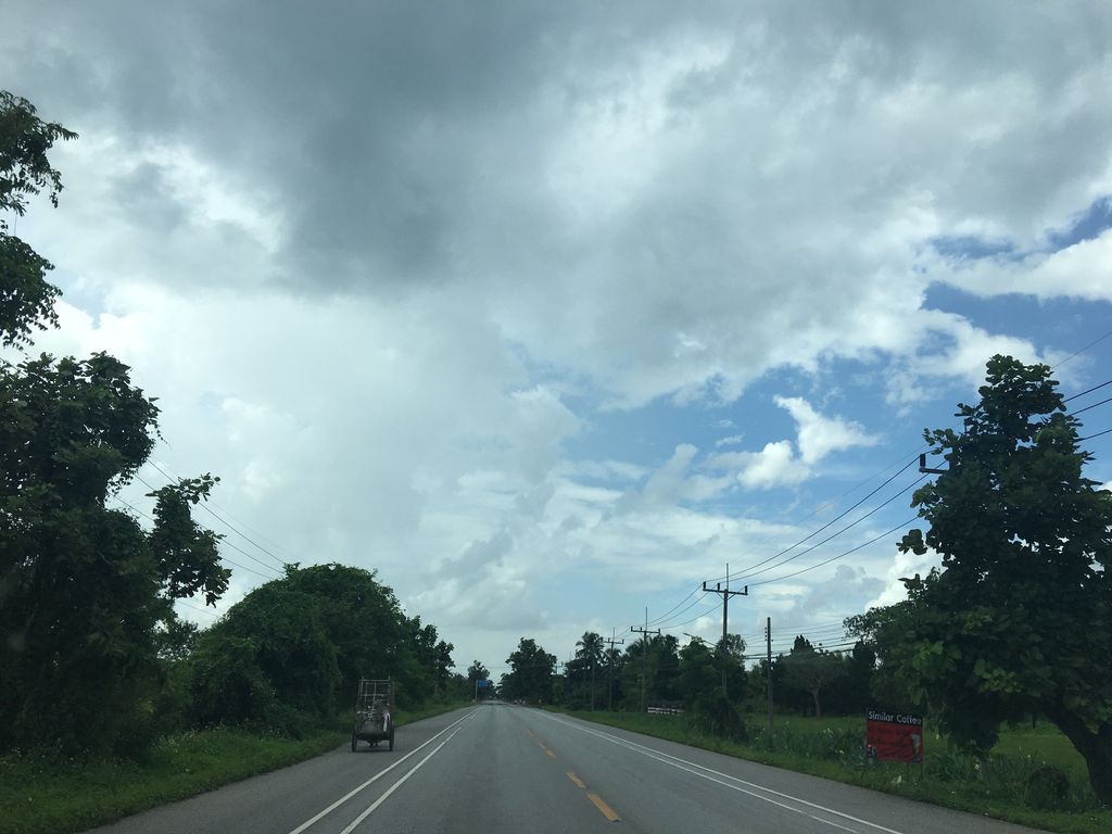 ภาพถนนตรงที่ อู่ช่างแซม ตั้งอยู่ ถ่ายโดย wapriz พ.ศ. 2561 (2018) · A street-level view of where อู่ช่างแซม · Uchangsaem stands, by wapriz in 2561 (2018)