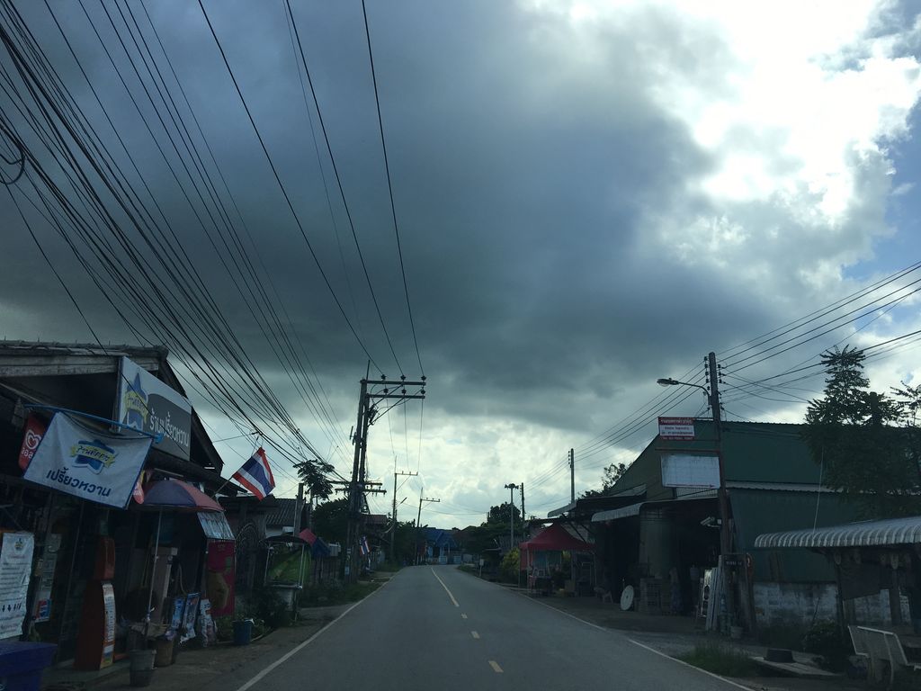 ภาพถนนตรงที่ Muak Fang Cafe & Gallery ตั้งอยู่ ถ่ายโดย wapriz พ.ศ. 2561 (2018) · A street-level view of where Muak Fang Cafe & Gallery stands, by wapriz in 2561 (2018)