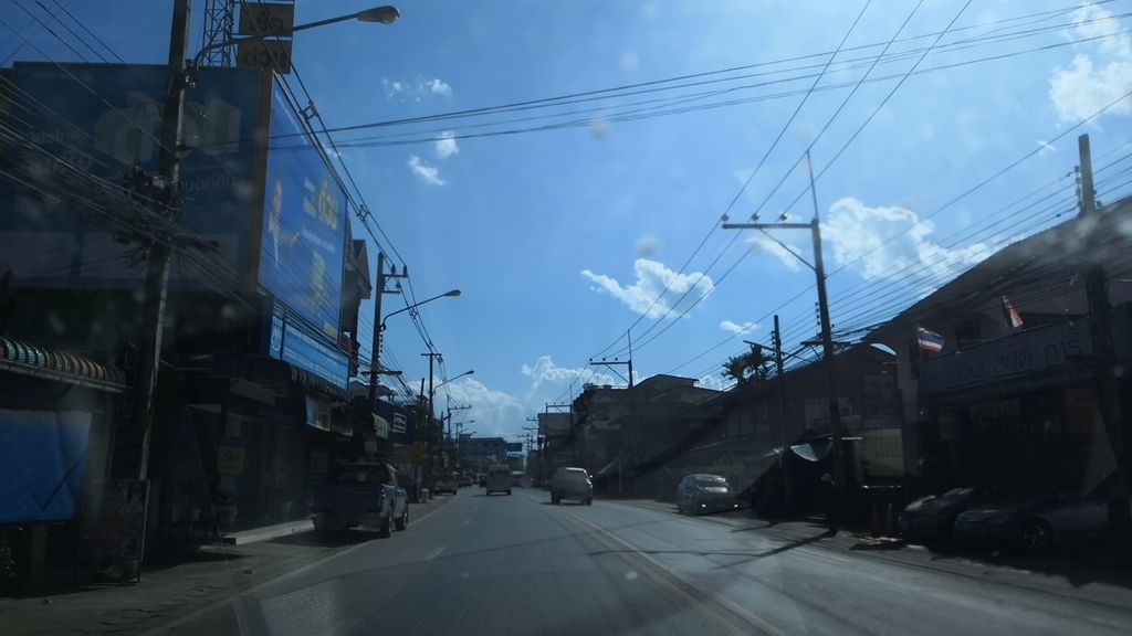 ภาพถนนตรงที่ ชงชาแม่ขะจาน Shongcha ตั้งอยู่ ถ่ายโดย charlesano พ.ศ. 2561 (2018) · A street-level view of where ชงชาแม่ขะจาน Shongcha stands, by charlesano in 2561 (2018)
