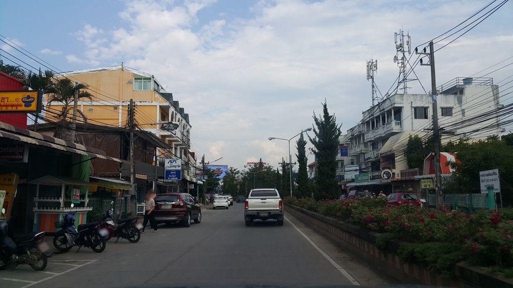 ภาพถนนตรงที่ เชียงรายประตูม้วน ตั้งอยู่ ถ่ายโดย jrcarlsen พ.ศ. 2560 (2017) · A street-level view of where เชียงรายประตูม้วน · Chiang Rai Pratu Muan stands, by jrcarlsen in 2560 (2017)