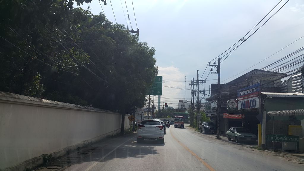 ภาพถนนตรงที่ บ้านรักษ์ยา ตั้งอยู่ ถ่ายโดย jrcarlsen พ.ศ. 2560 (2017) · A street-level view of where บ้านรักษ์ยา · Ban Rak Ya stands, by jrcarlsen in 2560 (2017)