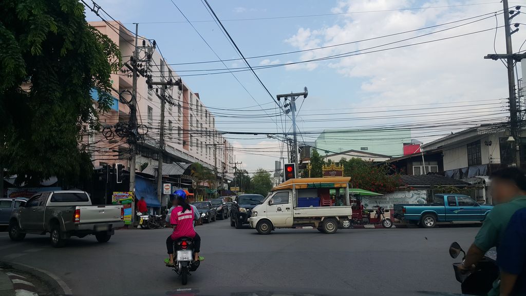ภาพถนนตรงที่ Little Crêpe ตั้งอยู่ ถ่ายโดย jrcarlsen พ.ศ. 2560 (2017) · A street-level view of where Little Crêpe stands, by jrcarlsen in 2560 (2017)