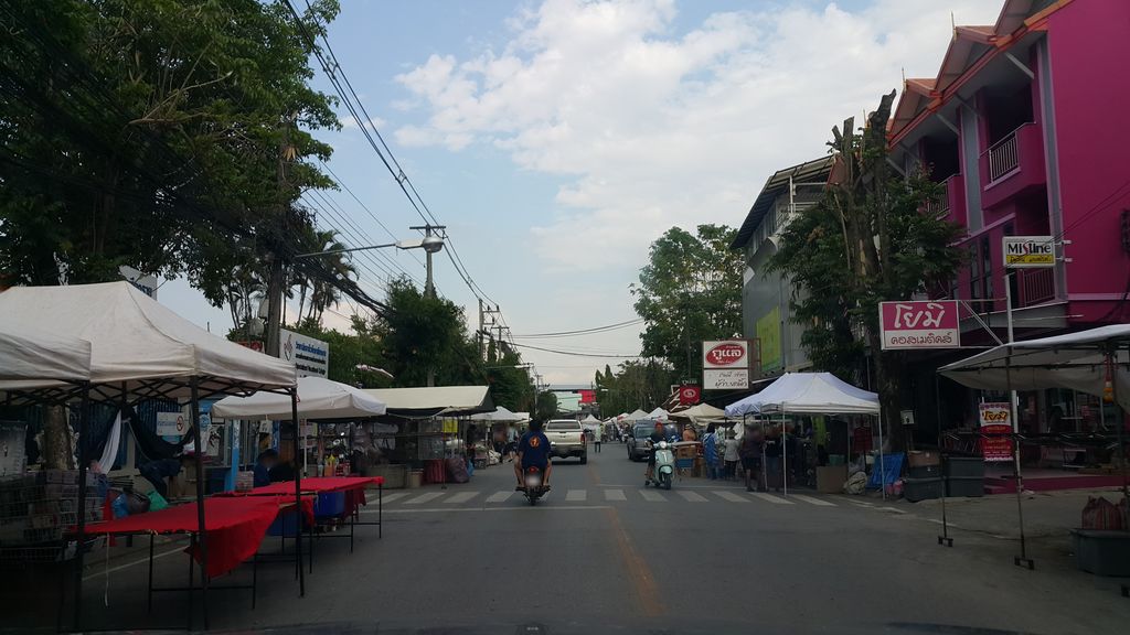 ภาพถนนตรงที่ N Health Thailand ตั้งอยู่ ถ่ายโดย jrcarlsen พ.ศ. 2560 (2017) · A street-level view of where N Health Thailand stands, by jrcarlsen in 2560 (2017)