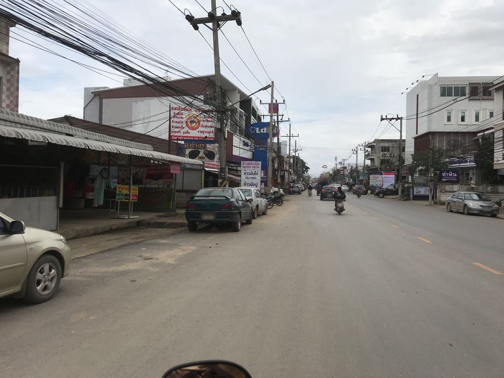 ภาพถนนตรงที่ ร้านข้าวมันไก่ไหหลำ ตั้งอยู่ ถ่ายโดย kiw พ.ศ. 2561 (2018) · A street-level view of where ร้านข้าวมันไก่ไหหลำ · Ran Khao Man Kai Hailam stands, by kiw in 2561 (2018)