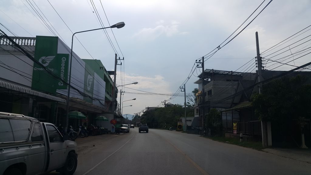 ภาพถนนตรงที่ ชมศิลป์กินก๋วยเตี๋ยว ตั้งอยู่ ถ่ายโดย jrcarlsen พ.ศ. 2560 (2017) · A street-level view of where ชมศิลป์กินก๋วยเตี๋ยว · Chomsin Kin Kuaitiao stands, by jrcarlsen in 2560 (2017)