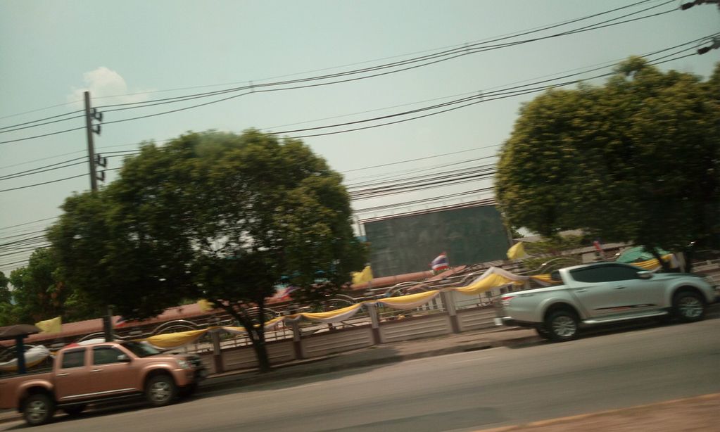 ภาพถนนตรงที่ ลี บิงซู คาเฟ่ ตั้งอยู่ ถ่ายโดย ozflor พ.ศ. 2562 (2019) · A street-level view of where ลี บิงซู คาเฟ่ · Li Bingsu Café stands, by ozflor in 2562 (2019)
