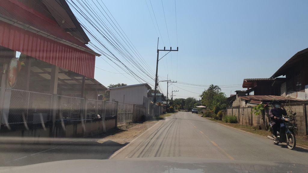 ภาพถนนตรงที่ หม่าล่าบ้านยาย ตั้งอยู่ ถ่ายโดย jrcarlsen พ.ศ. 2565 (2022) · A street-level view of where หม่าล่าบ้านยาย · Mala Ban Yai stands, by jrcarlsen in 2565 (2022)