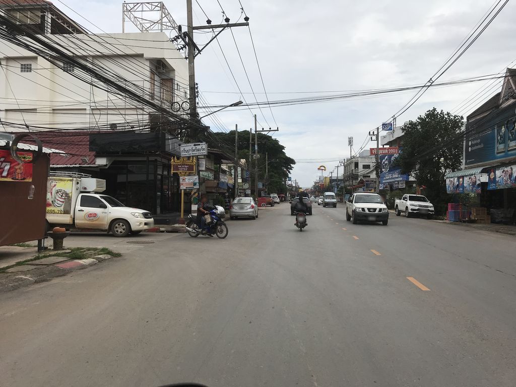 ภาพถนนตรงที่ ร้าน เชียงรายเครื่องเย็น ตั้งอยู่ ถ่ายโดย kiw พ.ศ. 2561 (2018) · A street-level view of where ร้าน เชียงรายเครื่องเย็น · Ran Chiang Rai Khrueangyen stands, by kiw in 2561 (2018)
