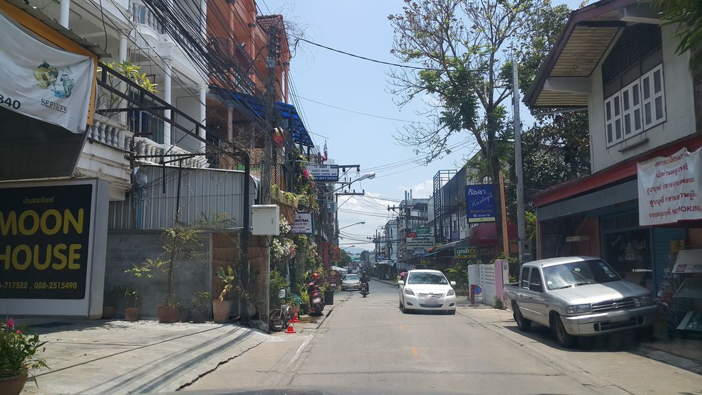ภาพถนนตรงที่ พอใจ ไส้อั่ว ตั้งอยู่ ถ่ายโดย jrcarlsen พ.ศ. 2560 (2017) · A street-level view of where พอใจ ไส้อั่ว · Phochai Saiua stands, by jrcarlsen in 2560 (2017)