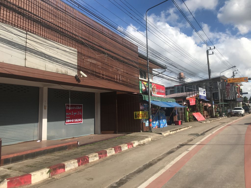 ภาพถนนตรงที่ ธนพิริยะสาขาบ้านใหม่ ตั้งอยู่ ถ่ายโดย wiwattantib พ.ศ. 2561 (2018) · A street-level view of where ธนพิริยะสาขาบ้านใหม่ · Thonphiriya Sakha Ban Mai stands, by wiwattantib in 2561 (2018)