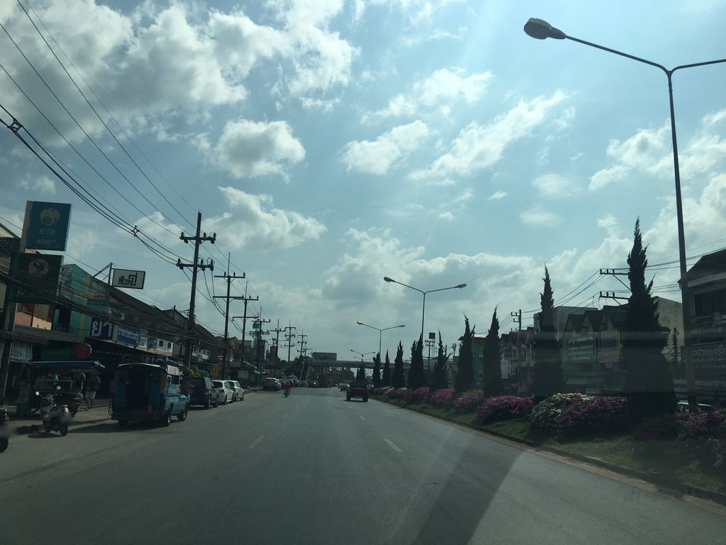 ภาพถนนตรงที่ กินเต็กกัน-บ้านดู่เมืองใหม่ ตั้งอยู่ ถ่ายโดย wapriz พ.ศ. 2561 (2018) · A street-level view of where กินเต็กกัน-บ้านดู่เมืองใหม่ · Kintekkan-ban Du Mueang Mai stands, by wapriz in 2561 (2018)