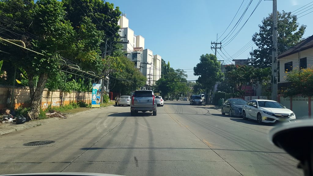 ภาพถนนตรงที่ The Hillside -Design CM ตั้งอยู่ ถ่ายโดย igorzo พ.ศ. 2562 (2019) · A street-level view of where The Hillside -Design CM stands, by igorzo in 2562 (2019)