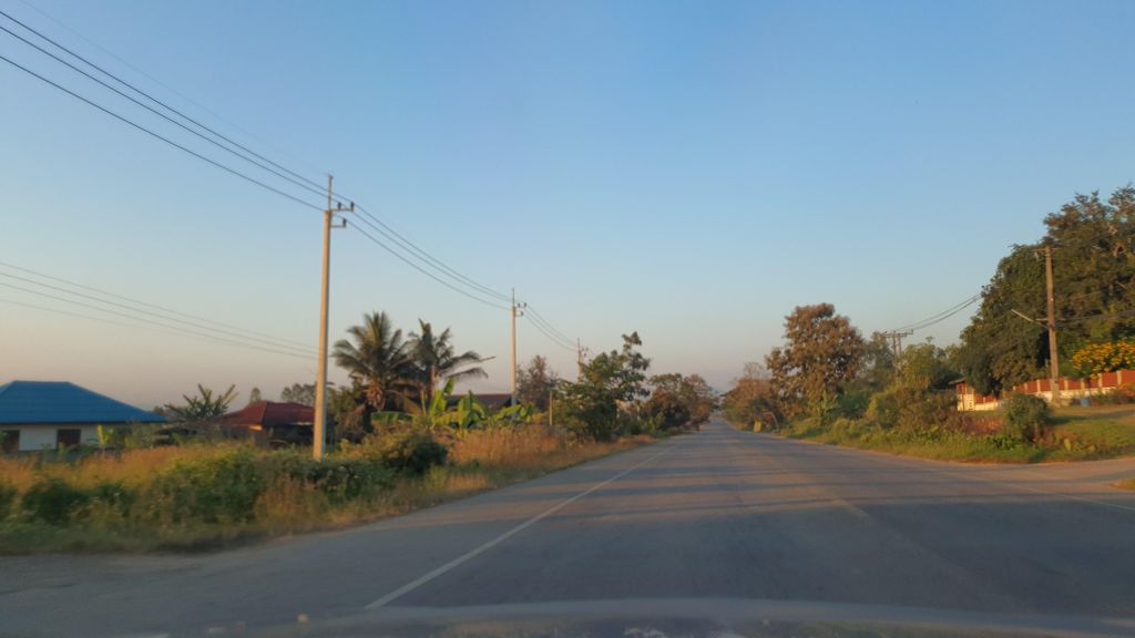 ภาพถนนตรงที่ บ้านนิภาริมนํ้า ตั้งอยู่ ถ่ายโดย jrcarlsen พ.ศ. 2564 (2021) · A street-level view of where บ้านนิภาริมนํ้า · Ban Nipharimna stands, by jrcarlsen in 2564 (2021)