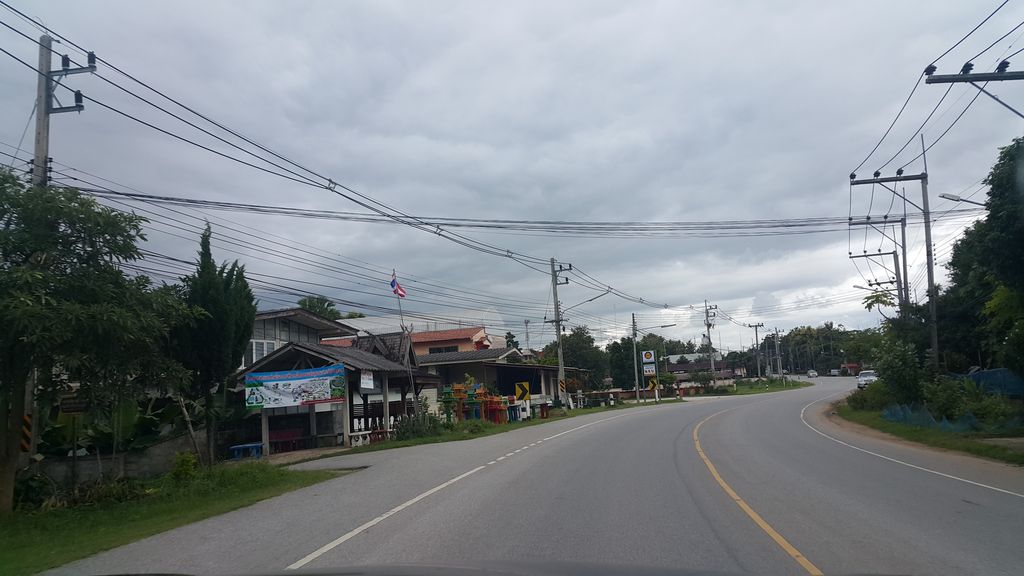 ภาพถนนตรงที่ ร้าน เนื้อนาบุญ เครื่องปั้นดินเผา ตั้งอยู่ ถ่ายโดย jrcarlsen พ.ศ. 2559 (2016) · A street-level view of where ร้าน เนื้อนาบุญ เครื่องปั้นดินเผา · Ran Nueanabun Khrueang Pan Dinphao stands, by jrcarlsen in 2559 (2016)