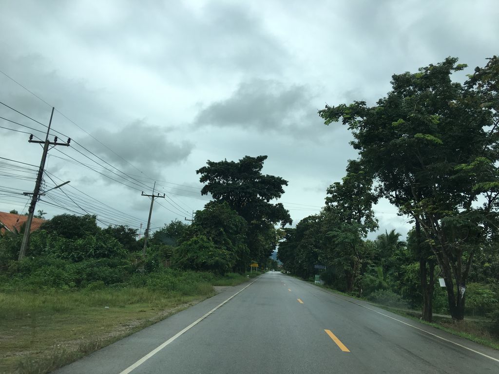 ภาพถนนตรงที่ ภูผา รีสอร์ท ตั้งอยู่ ถ่ายโดย wapriz พ.ศ. 2561 (2018) · A street-level view of where ภูผา รีสอร์ท · Phupha Resort stands, by wapriz in 2561 (2018)