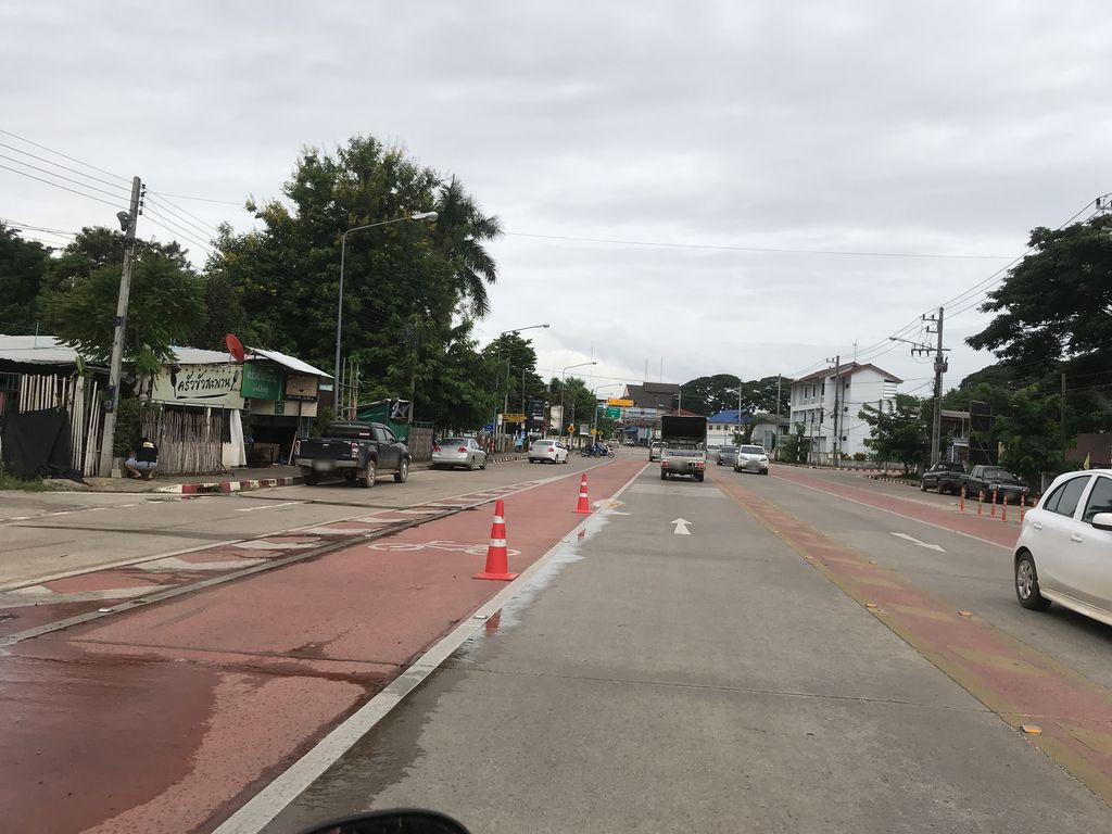 ภาพถนนตรงที่ เอพีคอมพิวเตอร์ เซอร์วิช ตั้งอยู่ ถ่ายโดย kiw พ.ศ. 2561 (2018) · A street-level view of where เอพีคอมพิวเตอร์ เซอร์วิช · A Phi Computer Soewit stands, by kiw in 2561 (2018)