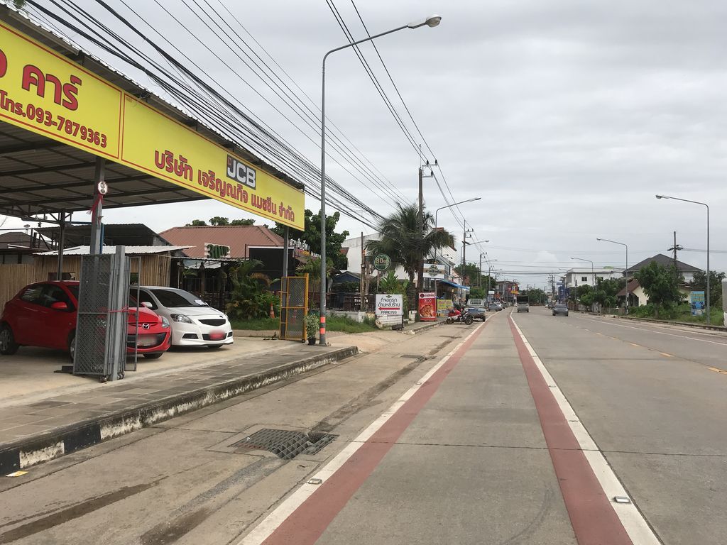 ภาพถนนตรงที่ ร้านยำไก่แซ่บ ตั้งอยู่ ถ่ายโดย kiw พ.ศ. 2561 (2018) · A street-level view of where ร้านยำไก่แซ่บ · Ran Yam Kaisaep stands, by kiw in 2561 (2018)