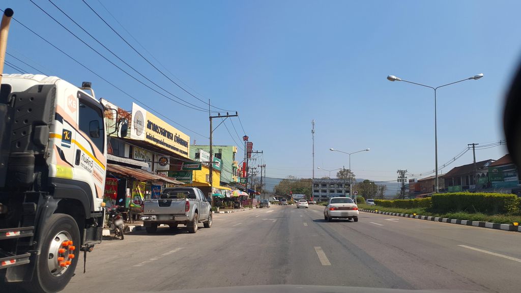 ภาพถนนตรงที่ ชายแมน ราชาบะหมี่เกี๊ยว ตั้งอยู่ ถ่ายโดย jrcarlsen พ.ศ. 2565 (2022) · A street-level view of where ชายแมน ราชาบะหมี่เกี๊ยว · Chaimaen Racha Bamikiao stands, by jrcarlsen in 2565 (2022)